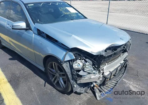 2013 Mercedes-Benz C 250 Luxury/Sport из США, поврежденный, VIN WDDGF4HB8DR272457